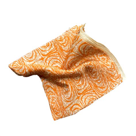 Foulard in seta beige .